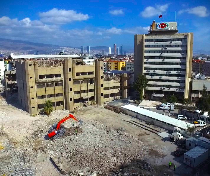 MAB Yıkım, Uzun Erişimli ve Makaslı İnşaat Yıkım Makinesi İle Profesyonel İnşaat Yıkım Hizmeti Sunar.