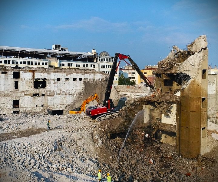 MAB Yıkım, Uzun Erişimli ve Makaslı İnşaat Yıkım Makinesi İle Profesyonel İnşaat Yıkım Hizmeti Sunar.